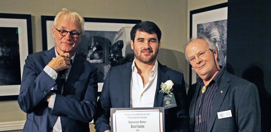Gente. Diego Cordero al recibir el certificado de la ASC (American Society of Cinematographers). Junto a él Kees Van Oostrum, presidente del ASC, y David Darby, secretario del ASC.