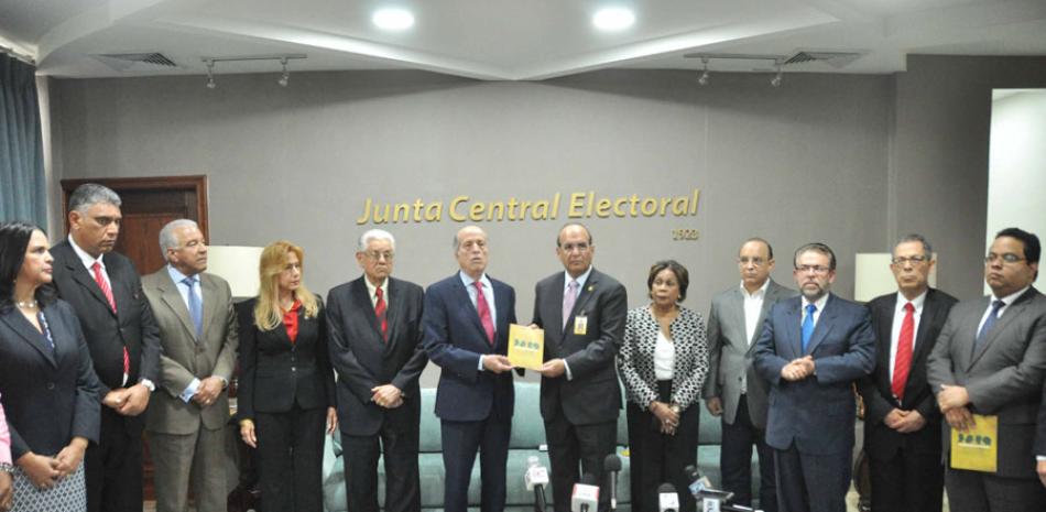 Elecciones. Los dirigentes del Bloque Opositor entregaron ayer un documento a los presidentes, de la JCE, Julio César Castaños Guzmán, y del Tribunal Superior Electoral, Román Jáquez.
