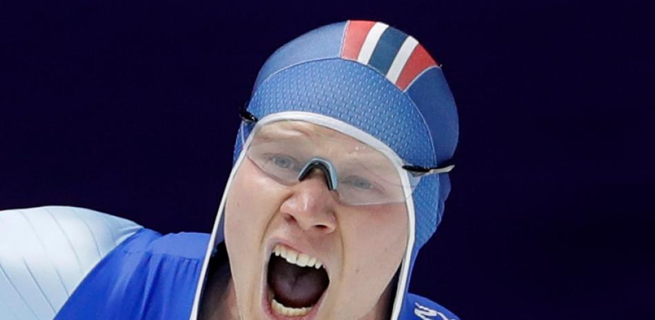 El noruego Havard Lorentzen festeja luego de conseguir oro y récord olímpico en los 500 metros de patinaje de velocidad.
