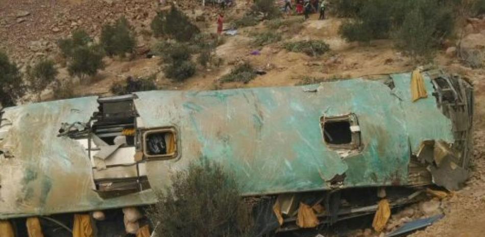 En esta foto provista por la agencia Andina, un autobús que se accidentó se observa desde el fondo de un barranco en Arequipa, Perú, el miércoles 21 de febrero de 2018. Al menos 44 personas fallecieron cuando el vehículo cayó 200 metros. (Andina News Agency via AP)