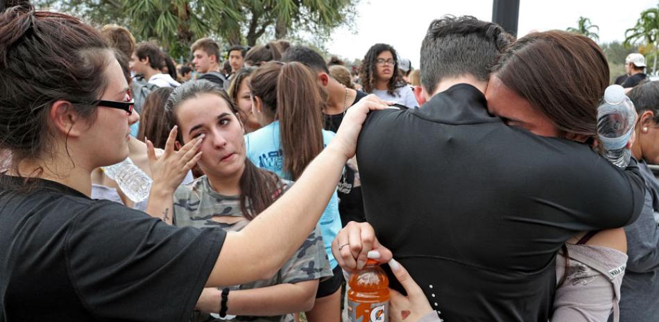 Apoyo. Estudiantes de la Escuela Secundaria West Boca Ratón, se abrazan y lloran luego de llegar a la Escuela Secundaria Marjory Stoneman Douglas, durante una marcha protesta contra la violencia en los centros docentes.
