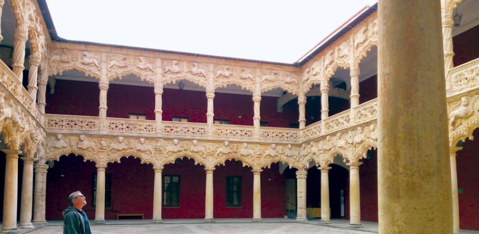 Patio. En el Palacio del Infantado, Alexis admira las bellísimas arquerías del Patio de los Leones.