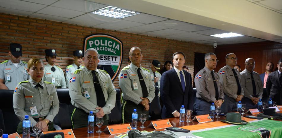 Tránsito. El general Frener Bello Arias encabezó ayer el acto de lanzamiento del cambio de imagen institucional bajo el nombre de la Dirección General de Seguridad de Tránsito y Transporte Terrestre (Digesett), al que asistió el procurador general Jean Alian Rodríguez.