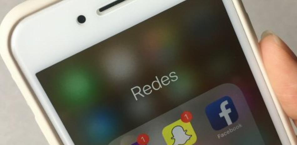 Fotografía de la pantalla de un teléfono donde se ven los íconos de las aplicaciones Instagram (i), Snapchat (c) y Facebook (d).  EFE/Carlos Durán