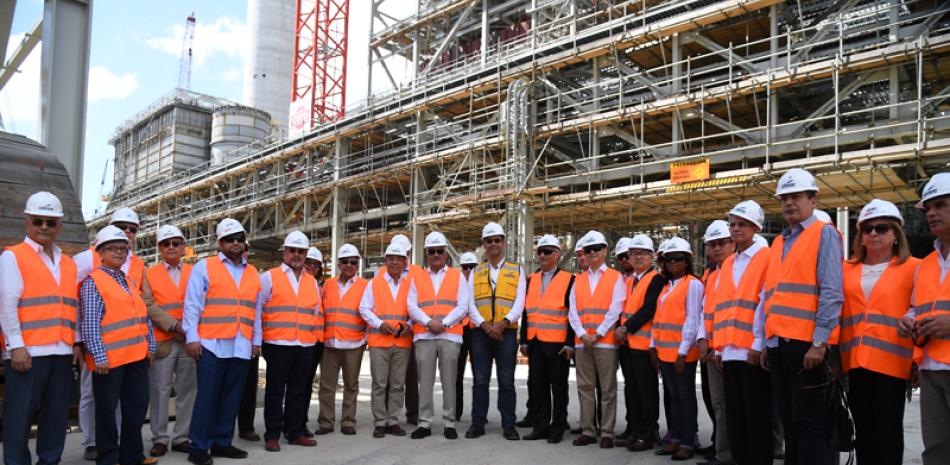 Proyecto energético. El canciller Miguel Vargas junto a miembros del Cuerpo Diplomático acreditado en República Dominicana, durante la visita a la Central Termoeléctrica Punta Catalina.