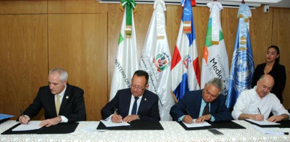 Acuerdo. Fue suscrito por los ministros Ángel Estévez, Francisco Domínguez Brito, Isidoro Santana y Carmelo Gallardo, por la FAO.