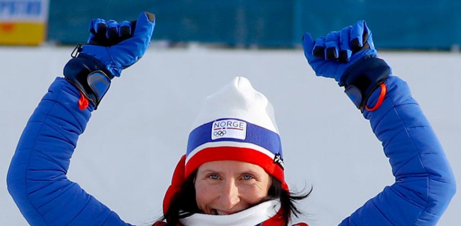 Marit Bjoergen hace un gesto luego de ganar la medalla de bronce en el esquí de fondo para establecer una nueva marca en los Juegos de Invierno.