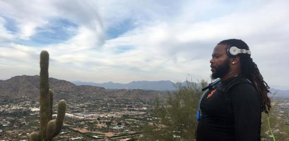 Johnny Cueto, lanzador de los Gigantes de San Francisco, observa la vista desde la montaña Camelback en Scottsdale, Arizona.
