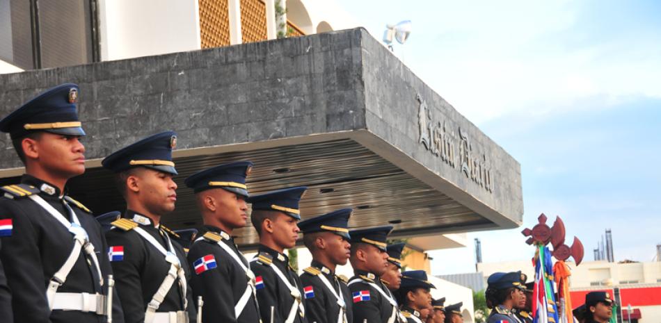 Tributo. Unidades de la Policía Nacional rindieron honores a los símbolos patrios durante el acto celebrado en la explanada frontal de la sede de Listín Diario, como parte de los actos del Mes de la Patria.