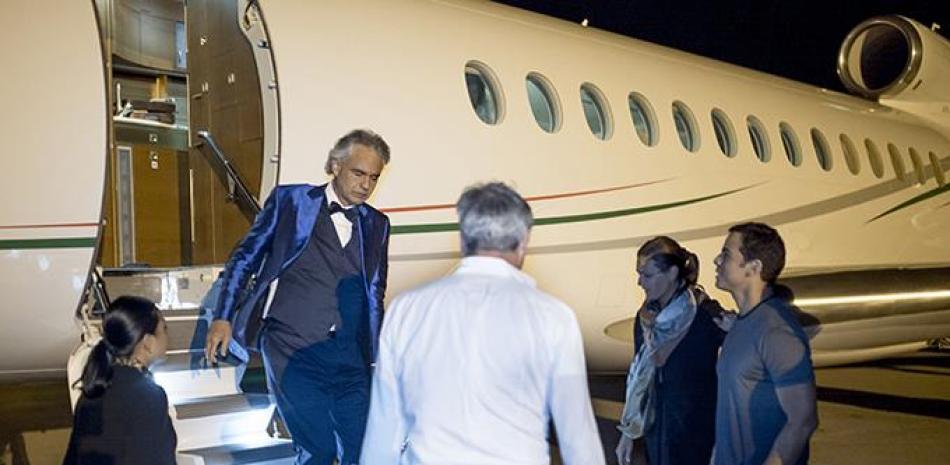 Andrea Bocelli cuando arribaba la noche del jueves a Punta Cana, donde cantará el sábado.
