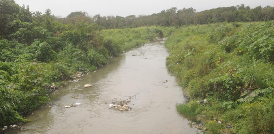 Acción. Instituciones del gobierno ejecutan un plan de saneamiento y rescate del río Yaque, debido a sus altos niveles de contaminación.
