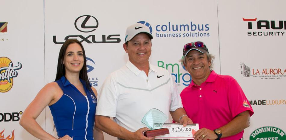 Enrique Rodríguez, campeón Palmer Flight, recibe su trofeo de manos de Félix Olivo, director del GC AM Tour RD, en la primera parada celebrada en Playa Nueva Romana.