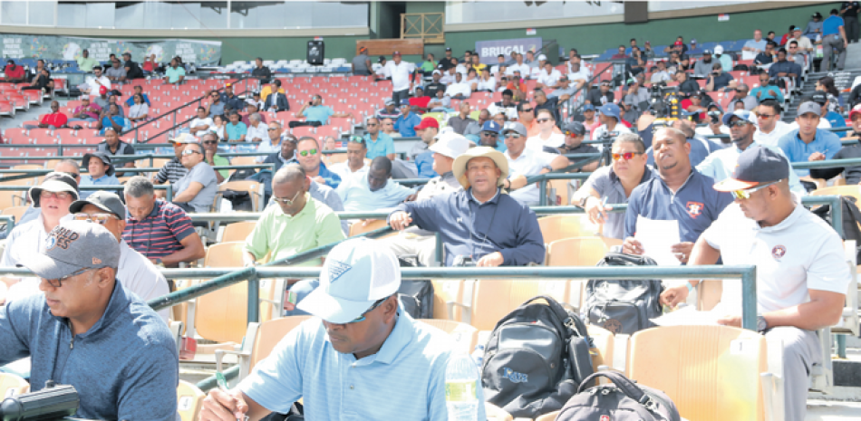 Scouts de las 30 organizaciones observan desde las graderías del Estadio Quisqueya Juan Marichal a los noveles en el séptimo “showcase” que organiza MLB.