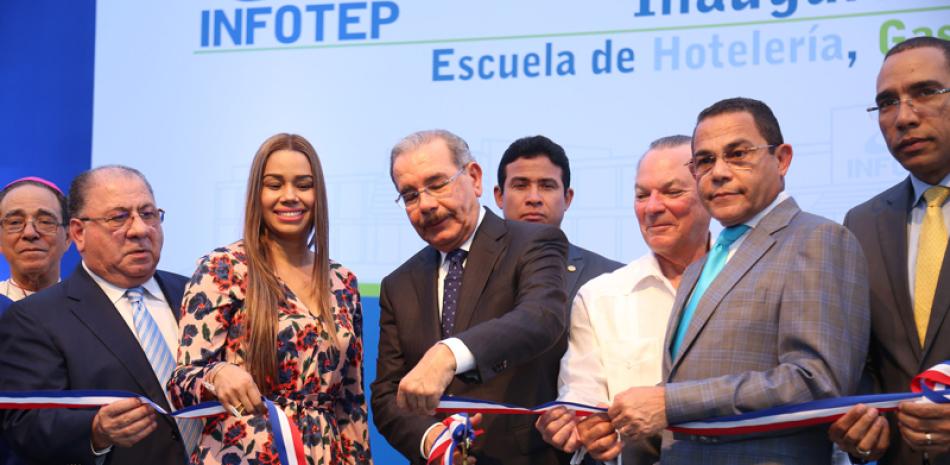 Ceremonia. El presidente Danilo Medina encabezó el acto de inauguración de una moderna Escuela de Hotelería, Gastronomía y Pastelería, construida por el Infotep en Higu¨ey.