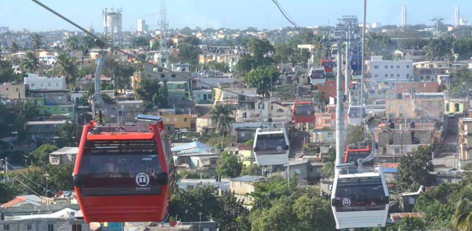 Transporte. El Teleférico beneficiará a 287,000 habitantes de los sectores de Gualey, en el Distrito Nacional; Los Tres Brazos, Santo Domingo Este, y Sabana Perdida, en Santo Domingo Norte.