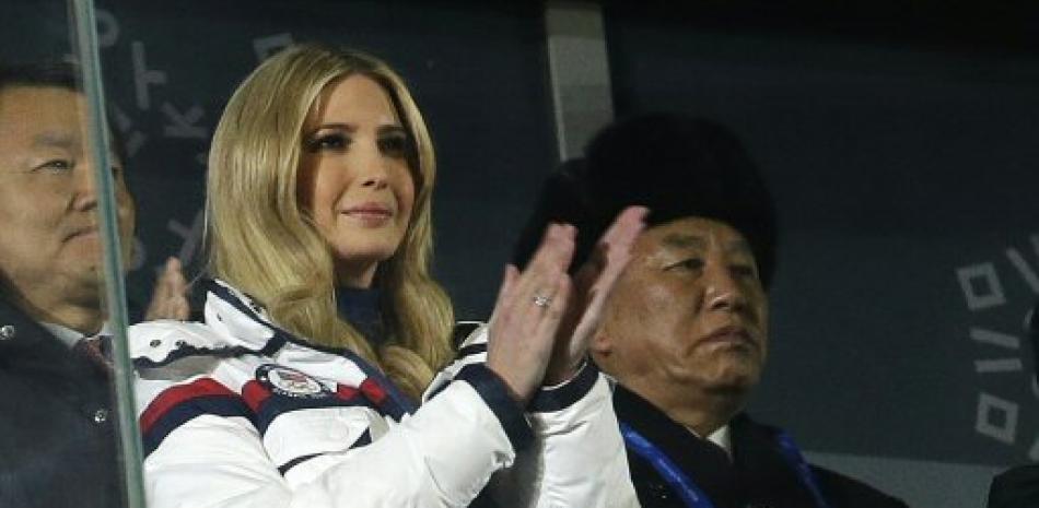Ivanka Trump, hija del presidente estadounidense Donald Trump y Kim Yong Chol, vicepresidente del Comité Central del Partido de los Trabajadores de Corea del Norte, miran la ceremonia de clausura de los Juegos Olímpicos de Invierno 2018 en Pyeongchang, Corea del Sur.