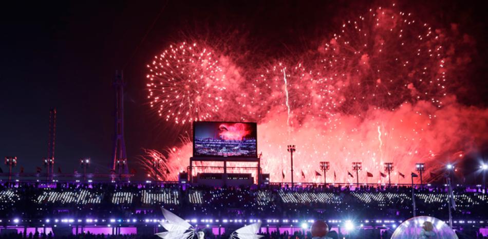 Fuegos artificiales hacen explosión duranta la ceremonia de clausura de los Juegos Olímpicos de Invierno ayer en Pyeongchang, Corea del Sur.