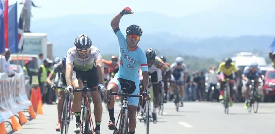 FOTO

 

Emmanuel Núñez levanta su brazo derecho en señal de triunfo durante la celebración de la quinta etapa correspondiente a la Vuelta Ciclista Independencia.