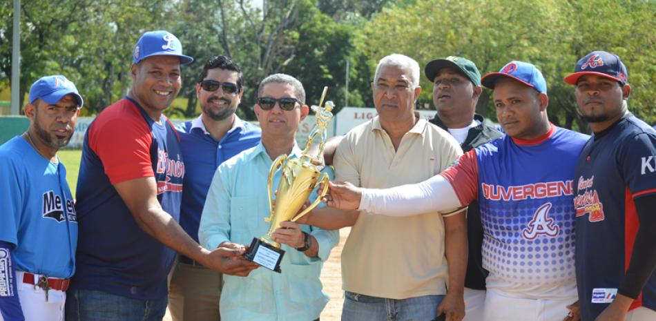 Eliazar Reyes y Kennedy Vargas entregan la Copa Independencia de Softbol 2018 a representantes del equipo de Duvergé.