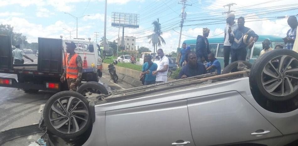 Foto:Florentino Durán, Listìn Diario 

El accidente ocurrio en el kilometro 14 de de la autopista Las Americas hacia Santo Domingo.