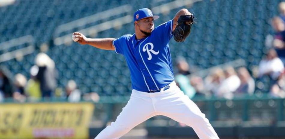 El lanzador de Kansas City Royals Wily Peralta lanza durante un juego entrenamiento de primavera contra los Marineros de Seattle, este martes en Surprise, Arizona.