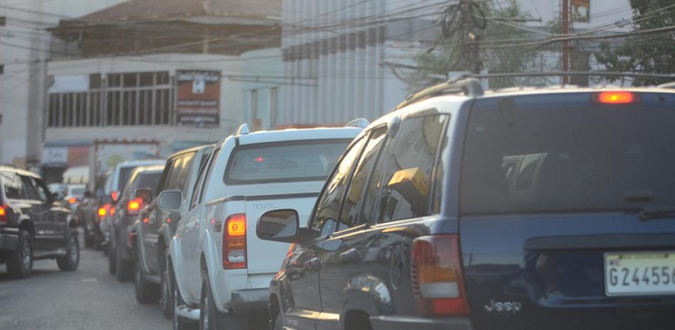 Taponamientos. La ciudad de Santiago recibe cada día más vehículos de todo tipo que están tornando caótico el tránsito en la ciudad más grande y de mayor movimiento económico en el Cibao.