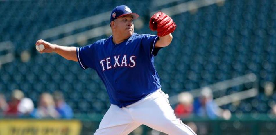 El lanzador abridor de los Vigilantes de Texas, Bartolo Colón, en su debut de los entrenamientos primaverales trabajó dos entradas de dos hits, ante San Diego, con lanzamientos que promediaron 85 millas, dejando una grata impresión al dirigente Jeff Banister. De los 32 pitcheos que hizo, 23 fueron de strikes.