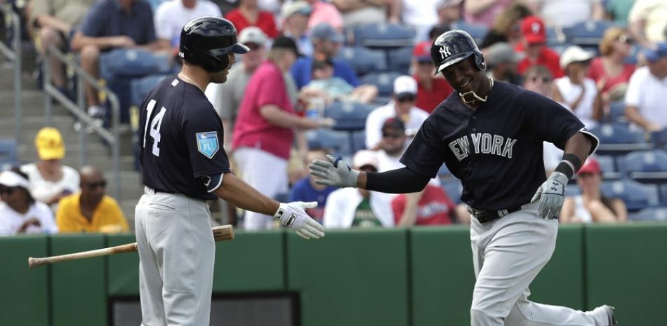 Miguel Andújar es recibido en el plato por su compañero Danny Espinosa luego de haber completado el recorrido de las bases.