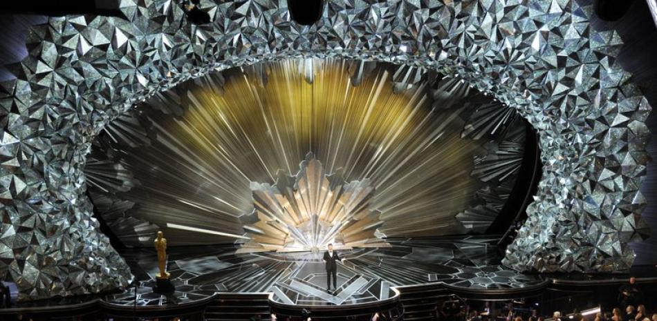 Jimmy Kimmel inauguró la 90a entrega anual de los premios Oscar diciéndoles a los eventuales ganadores que se tomen un momento antes de subir al escenario, por si acaso. El chiste hizo referencia al célebre error del año pasado, cuando “La La Land” fue anunciada como la ganadora a mejor película cuando el premio era en realidad para “Moonlight”. Foto: AP