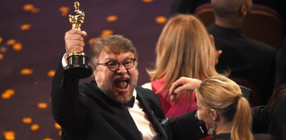 Guillermo del Toro reacciona jubiloso con sus premios Oscar. Foto: AP