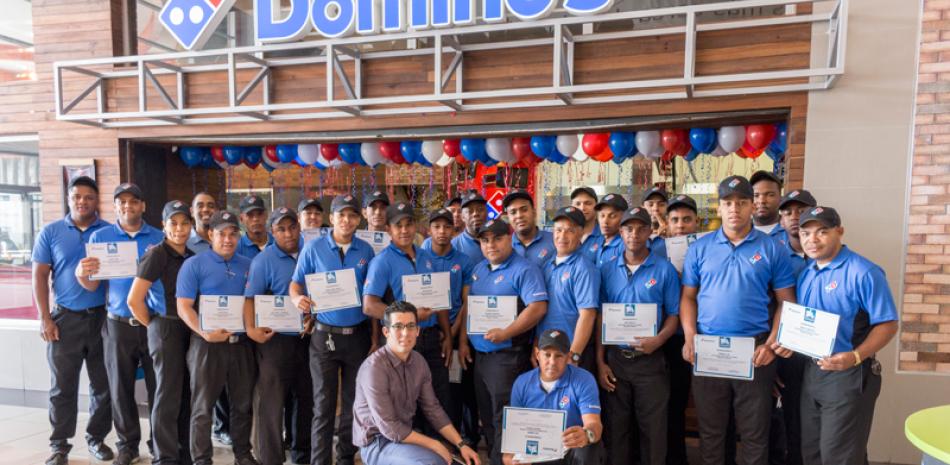 Formación. Grupo participante junto al gerente general de Domino's Pizza, Luis Francisco Rodríguez.