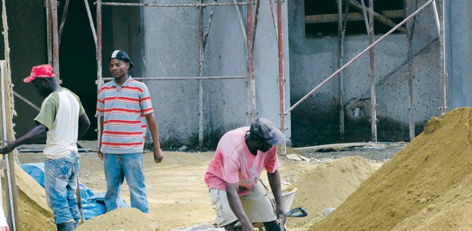 Realidad. El sector construcción, uno de los más dinámicos de la economia nacional, registra una de las más altas tasas de participación de mano de obra extranjera, sobre todo haitiana, legal e ilegal. Algunos experto afirman que puede llegar al 60%.
