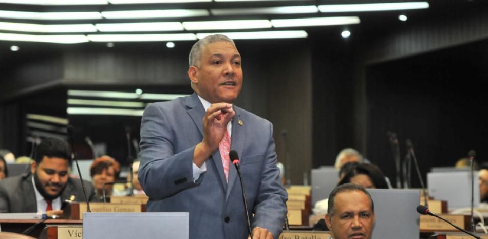 Regularización. El diputado Radhamés González dijo que con la pieza legislativa busca impedir que algunas zonas del país se conviertan en guetos, con el apoyo de dominicanos que alojan a los extranjeros ilegales.