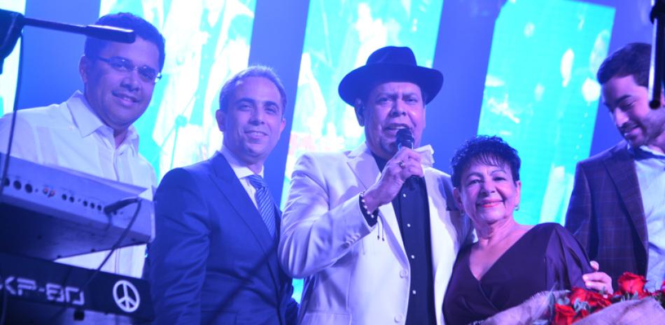 Personalidades. David Collado, Antonio Espaillat y Fernando Villalona durante el reconocimiento a doña Grecia López, fundadora de la discoteca Jet Set.