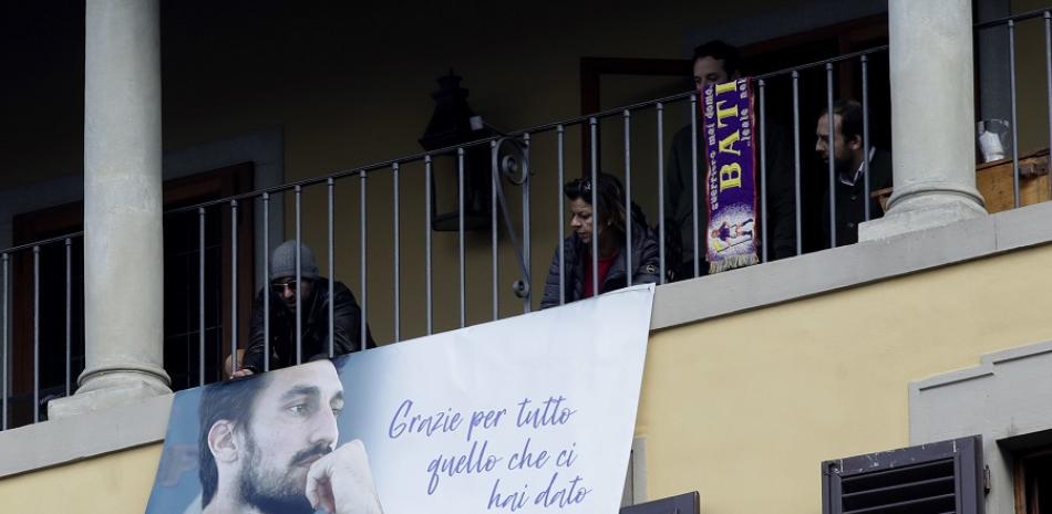 La gente colgó pancartas para mostrar su pesar por el deceso de Davide Astori.