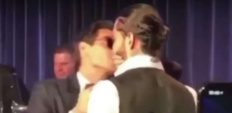 Imagen tomada de Instagran del beso simulado entre Marc Anthony y Maluma.
