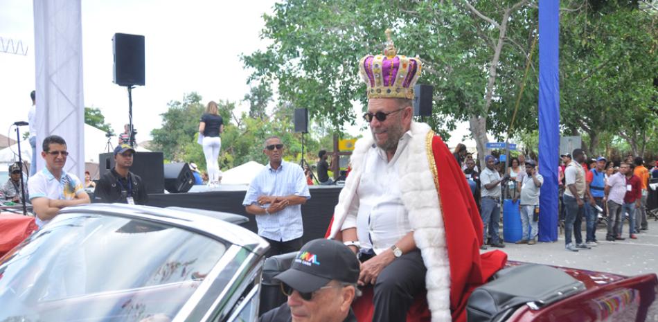 Frank Rainieri en el desfile, junto a Freddy Ginebra, quien fuera elegido como el “Rey Momo del Carnaval”.