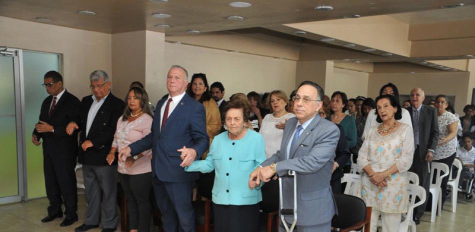 Misa. La fundadora de la ADR, Mary Pérez Marranzini y Arturo Pérez Gaviño, vicepresidente de la entidad, encabezaron la misa.