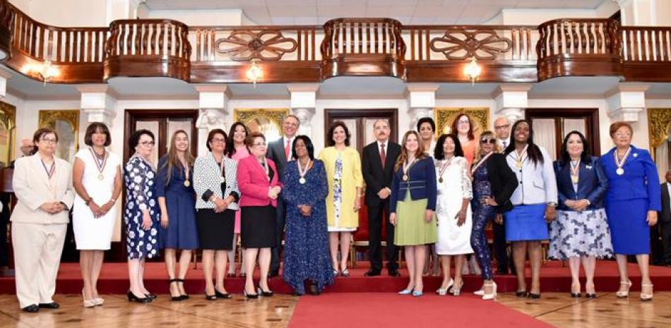 Acto. El presidente Danilo Medina encabezó la ceremonia de entrega de la Medalla al Mérito de la Mujer en el Palacio Nacional.