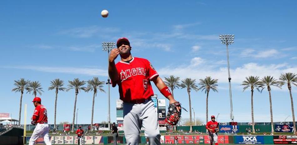 Albert Pujols, inicialista de los Angelinos de Los Angeles, devengará un salario de 27 millones de dólares por la temporada de 2018 en el béisbol de las Grandes Ligas.