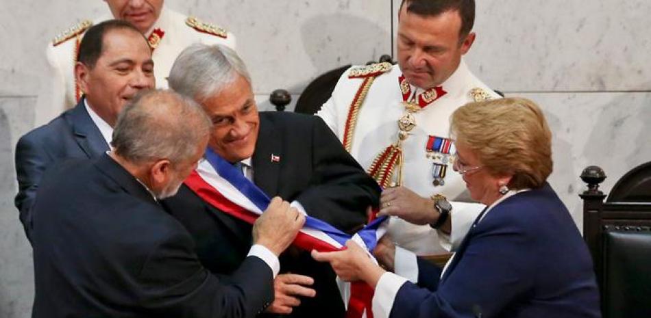 Traspaso. Momento en que Michelle Bachelet coloca la banda al presidente Sebastián Piñera, quien gobernará Chile por segunda ocasión.
