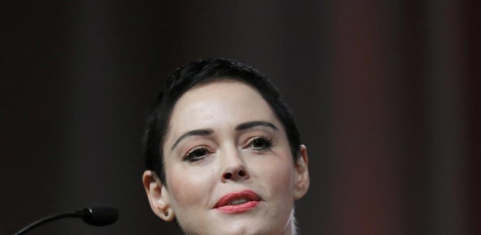 En esta foto del 27 de octubre del 2017, la actriz Rose McGowan habla en la inauguración de la Convención de Mujeres en Detroit. (AP Foto/Paul Sancya, Archivo)