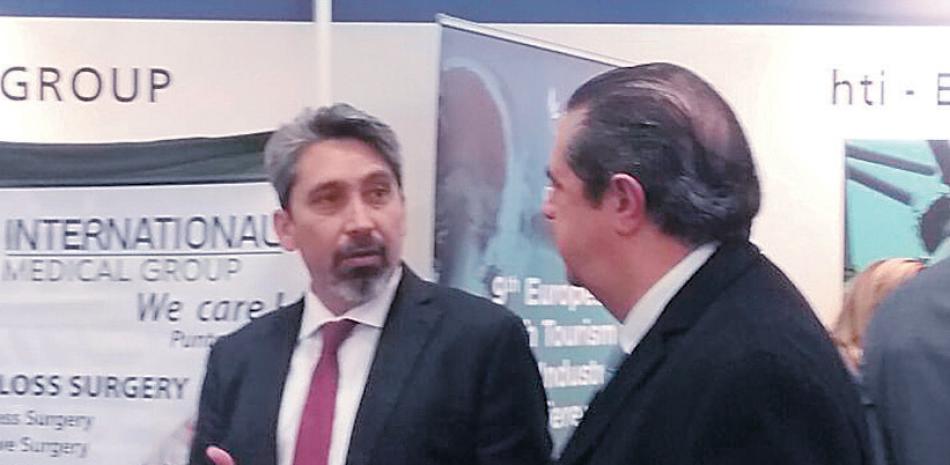 El ministro de Turismo, Francisco Javier García (derecha), visitó el estand.