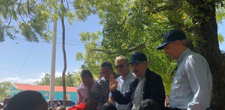 El presidente Danilo Medina, juntó a ministros y otros funcionarios públicos, durante su reunión con agricultores de Tierra Nueva, Jimaní, a quienes prometió ayuda para su labor productiva.