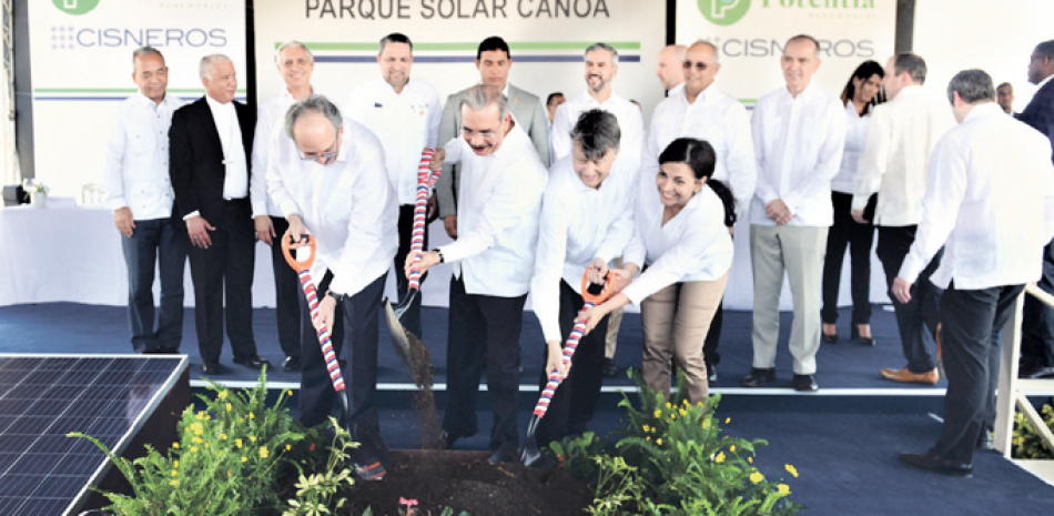 Picazo. En el acto estuvo presente el presidente Danilo Medina, Rubén Bichara y Ernesto Villalta, viceministro de Energía.