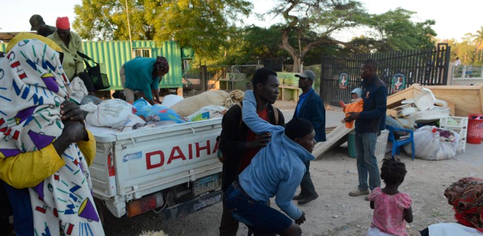 Éxodo. Los haitianos que permanecían en la región fronteriza de Pedernales comenzaron a abandonar la zona desde la noche del pasado lunes, tras el plazo de 24 horas otorgado por los comunitarios.