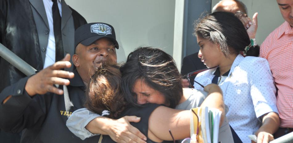 El caso. Ibania Torres, esposa de Julio Gómez, lloró emocionada al conocer que el tribunal dispuso la libertad del galeno.