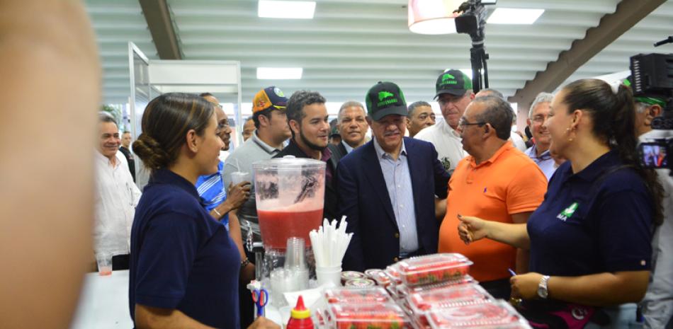 Recorrido. El expresidente Leonel Fernández visitó la Feria Agropecuaria, donde fue juramentado como miembro de Cofenagro.