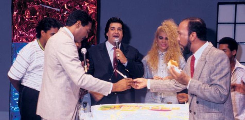 Presentadores. Juan Carlos Pichardo, al centro, junto a J. Eduardo Martínez y Jochy Santos en uno de los programas de televisión en que participó en los años 80.