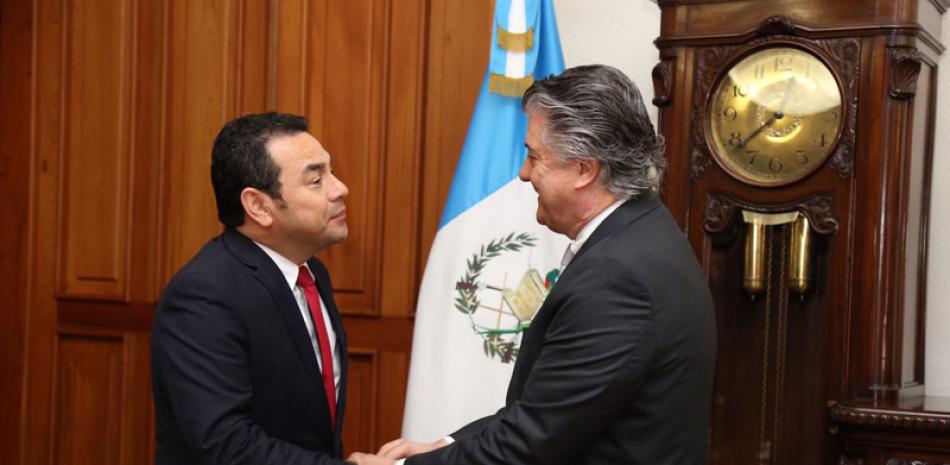 Roberto Santana, director de la Academia Penitenciaria, saluda al presidente de Guatemala, Jimmy Morales.